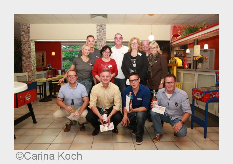 Die glücklichen Gewinner des Abends mit den Gastgebern (Bildquelle: Carina Koch) Die glücklichen Gewinner des Abends mit den Gastgebern (Bildquelle: Carina Koch)