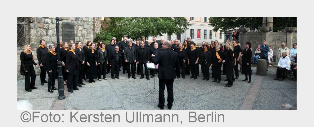 Der SonntagsChor RLP im Juni 2015 vor der Nikolaikirche in Berlin zur"Fete de la Musique". Der SonntagsChor RLP im Juni 2015 vor der Nikolaikirche in Berlin zur"Fete de la Musique".