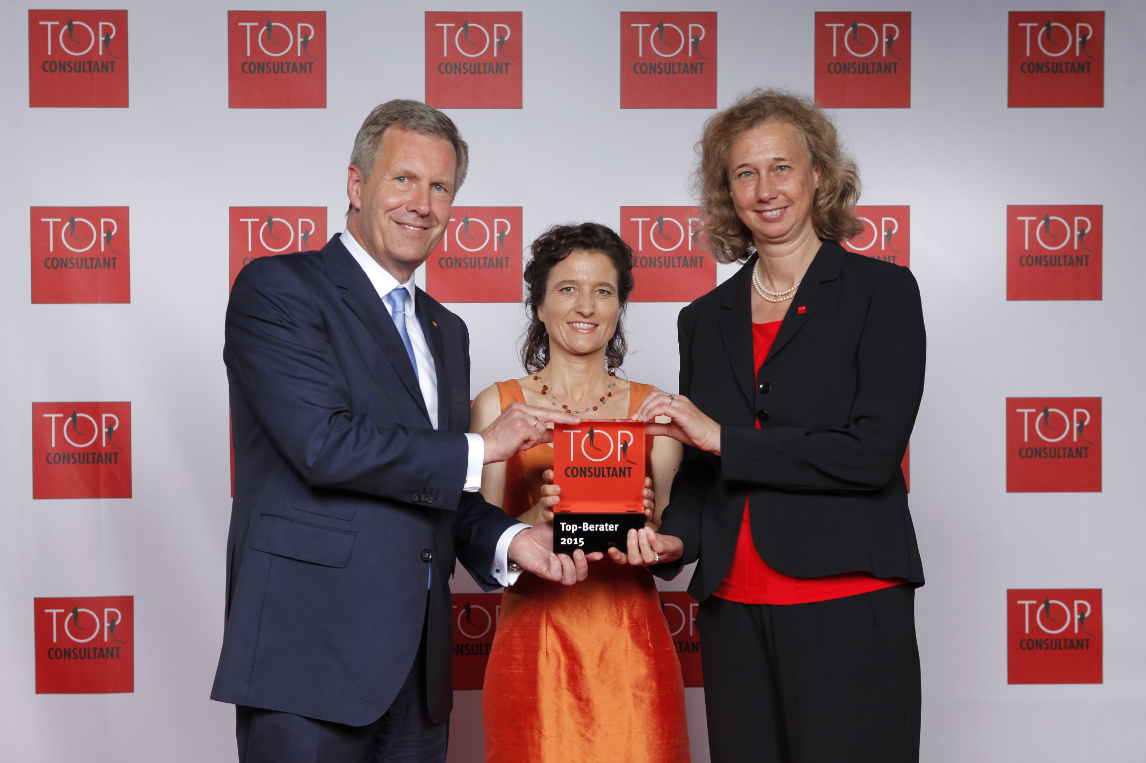 Dr. Sonja Fischer (re.) und Karin Schmidt (li.) mit Christian Wulff bei der Preisverleihung Dr. Sonja Fischer (re.) und Karin Schmidt (li.) mit Christian Wulff bei der Preisverleihung