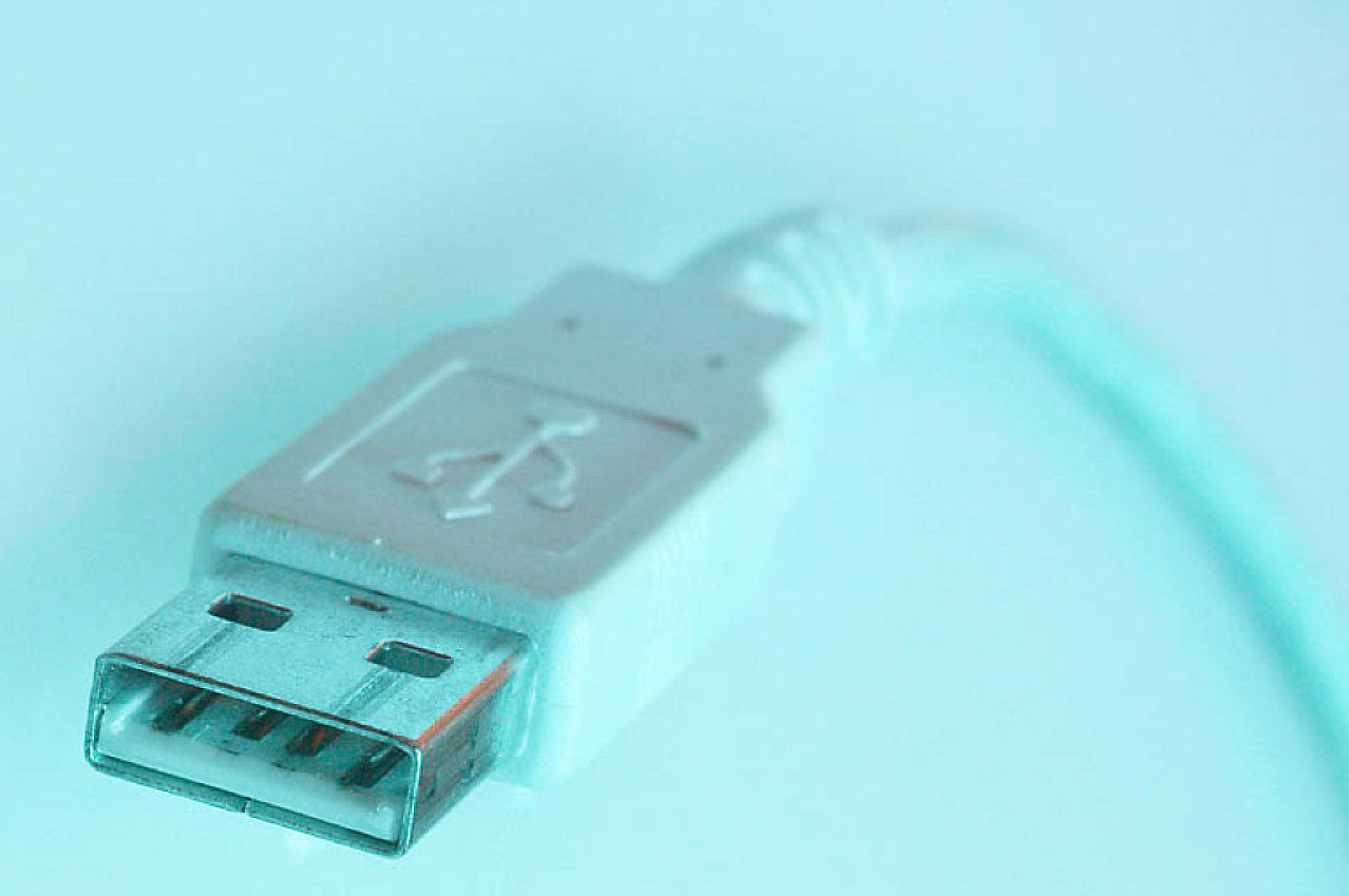 Herumliegende Computerkabel, sind in deutschen Büros eine der häufigsten Ursachen für Verletzungen. 