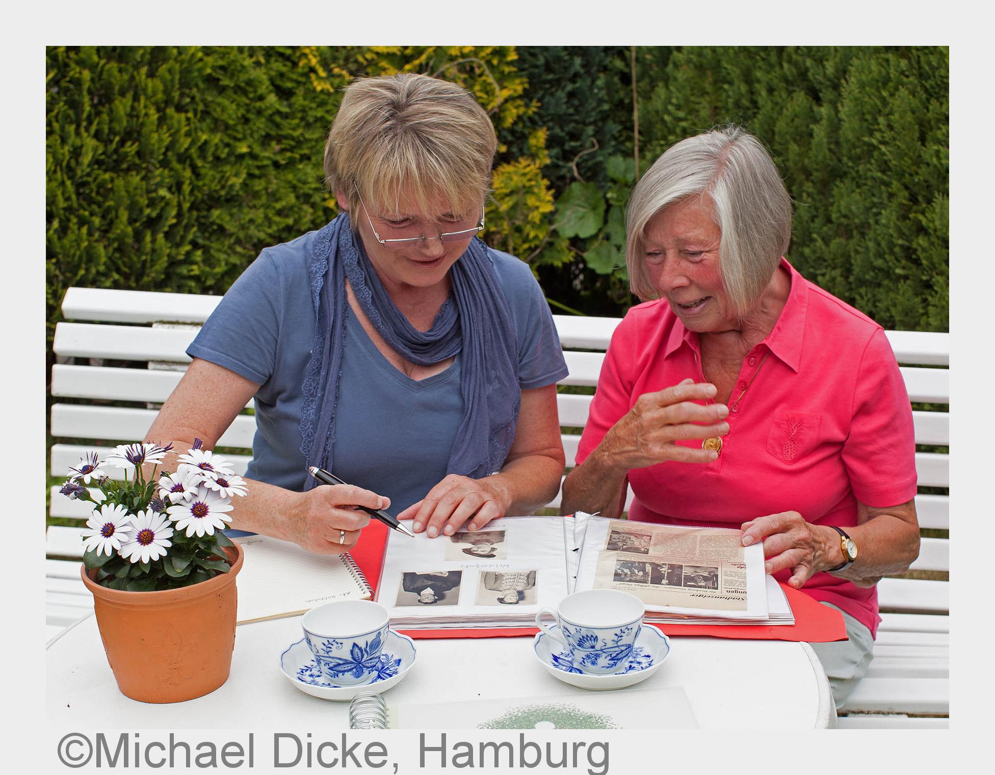 Fotoalben sind häufig die Grundlage der Biografiearbeit mit Senioren (Bildquelle: Michael Dicke, Ham Fotoalben sind häufig die Grundlage der Biografiearbeit mit Senioren (Bildquelle: Michael Dicke, Ham