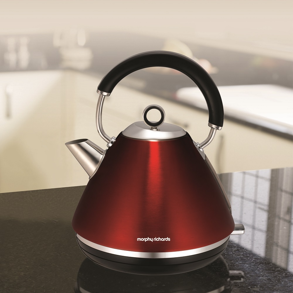 Der Accents-Wasserkocher von Morphy Richards in rot Der Accents-Wasserkocher von Morphy Richards in rot