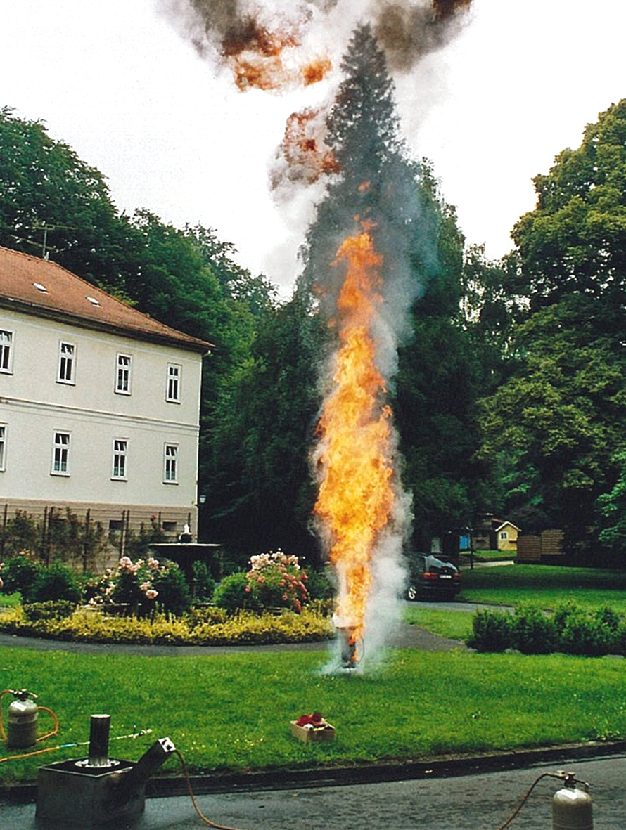 Ausgesuchte Mitarbeiter sollten regelmäßig Brandschutzschulungen besuchen Ausgesuchte Mitarbeiter sollten regelmäßig Brandschutzschulungen besuchen