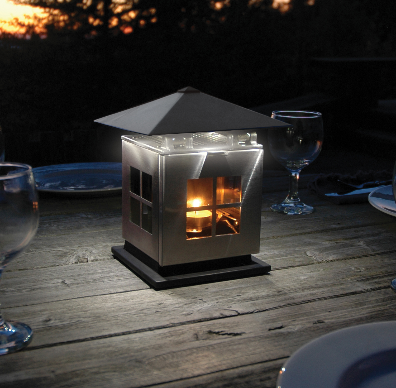 Die JOI-Laterne als stimmungsvolle Lichtquelle für Balkon und Terrasse Die JOI-Laterne als stimmungsvolle Lichtquelle für Balkon und Terrasse