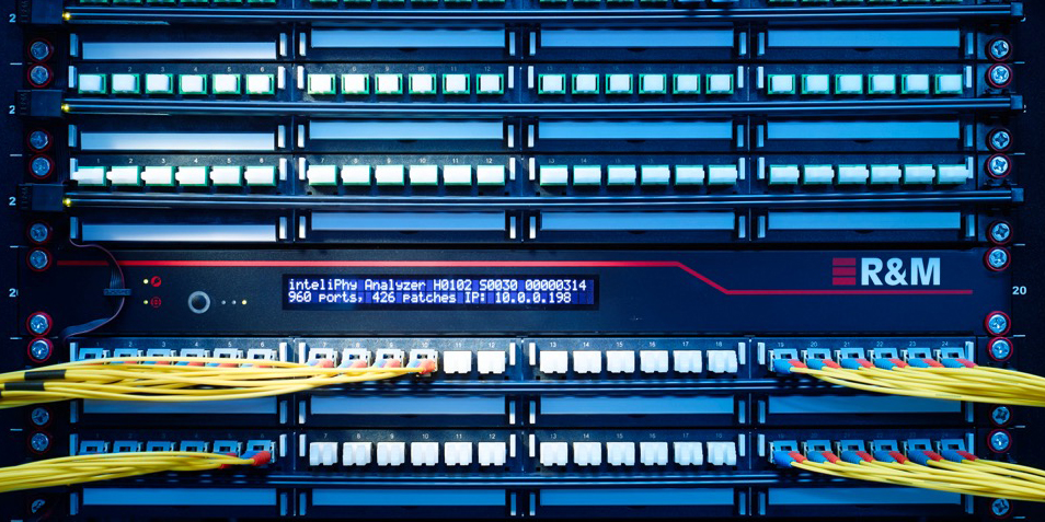 Der neue R&MinteliPhy Analyzer kann eine beliebig grosse Zahl an Steckverbindungen in Rechenzent