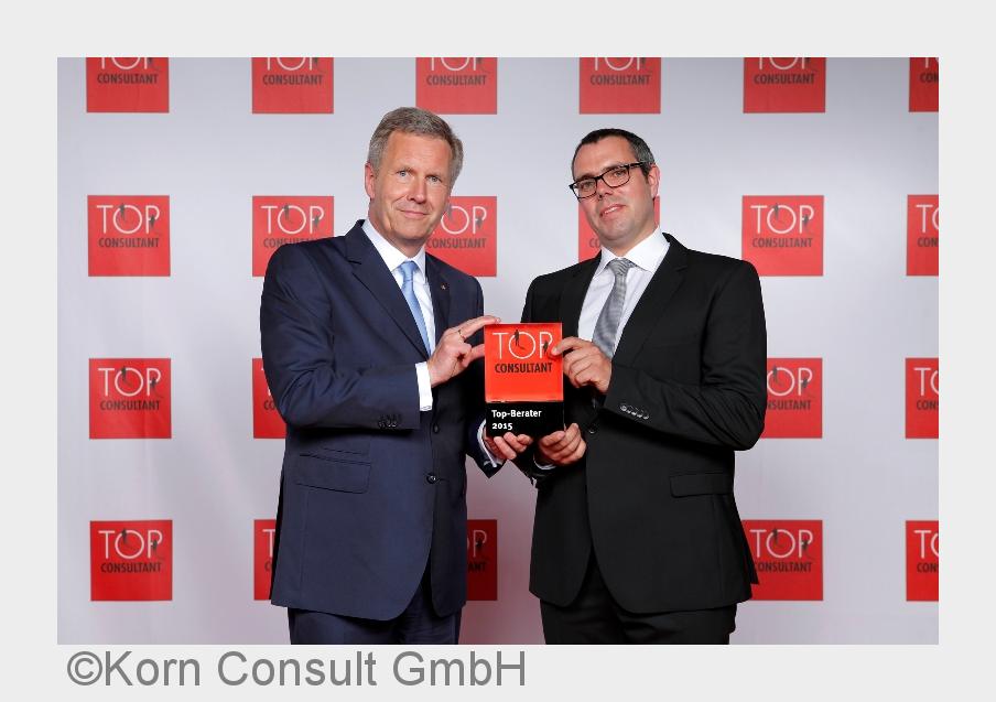 Top Consultant 2015: Christian Wulffübergibt Gütesiegel an Markus Schäfer von Korn Consult (Bildquel Top Consultant 2015: Christian Wulffübergibt Gütesiegel an Markus Schäfer von Korn Consult (Bildquel