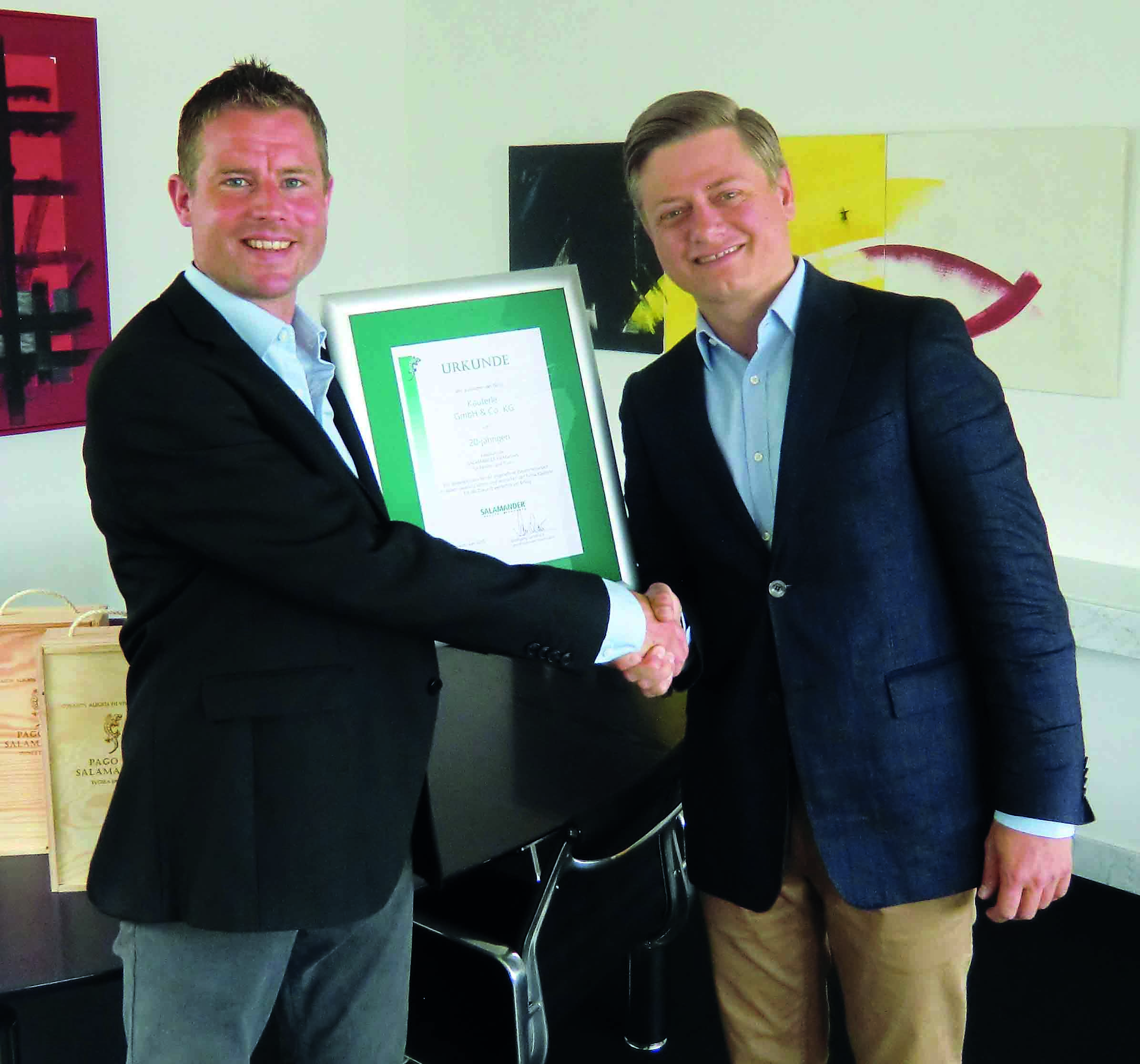 Gebietsverkaufsleiter Florian Neßgratuliert Geschäftsführer Sebastian Käuferle (vlnr.) Gebietsverkaufsleiter Florian Neßgratuliert Geschäftsführer Sebastian Käuferle (vlnr.)