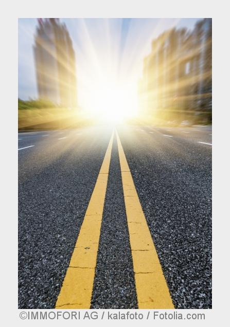 Straße mit Sonnenlicht (Bildquelle: IMMOFORI AG / kalafoto / Fotolia.com) Straße mit Sonnenlicht (Bildquelle: IMMOFORI AG / kalafoto / Fotolia.com)