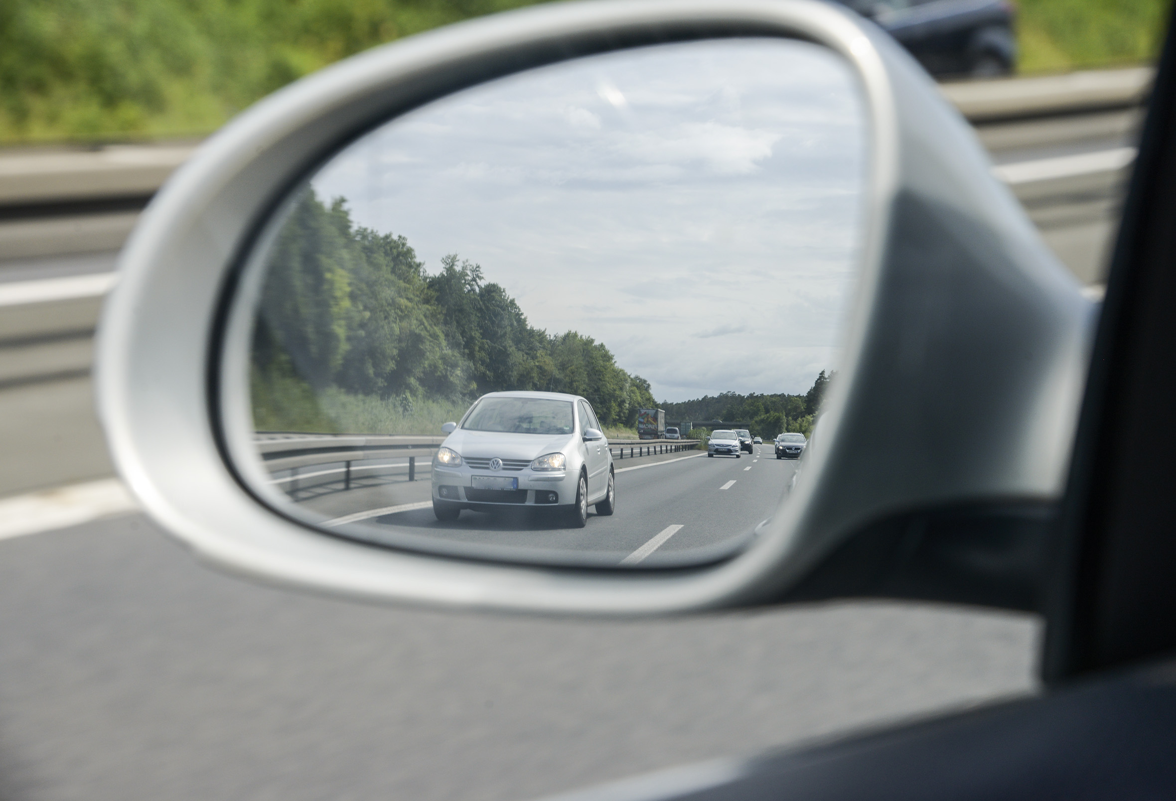 Richtgeschwindigkeit auf deutschen Autobahnen: Wer schneller fährt, riskiert bei Unfall Mitschuld. Richtgeschwindigkeit auf deutschen Autobahnen: Wer schneller fährt, riskiert bei Unfall Mitschuld.