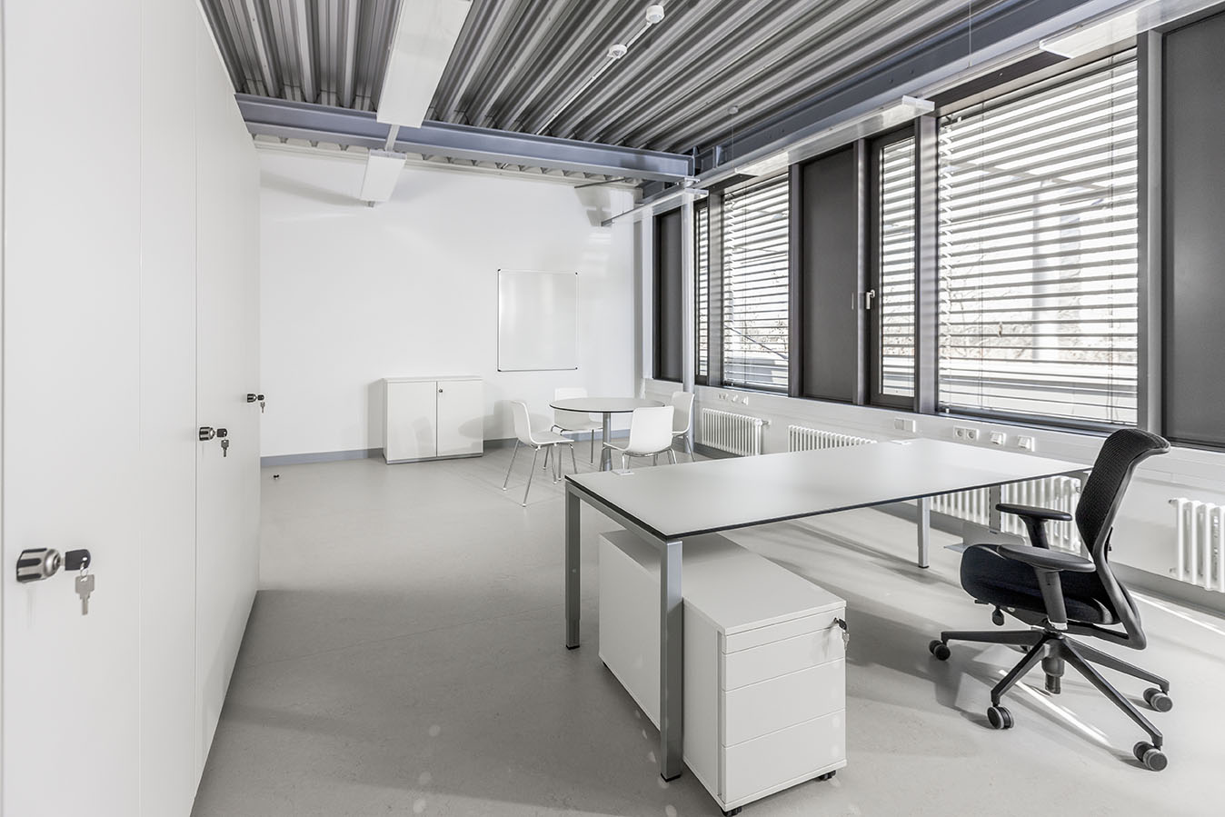 ALEO-Schreibtisch und Plano Rollcontainer