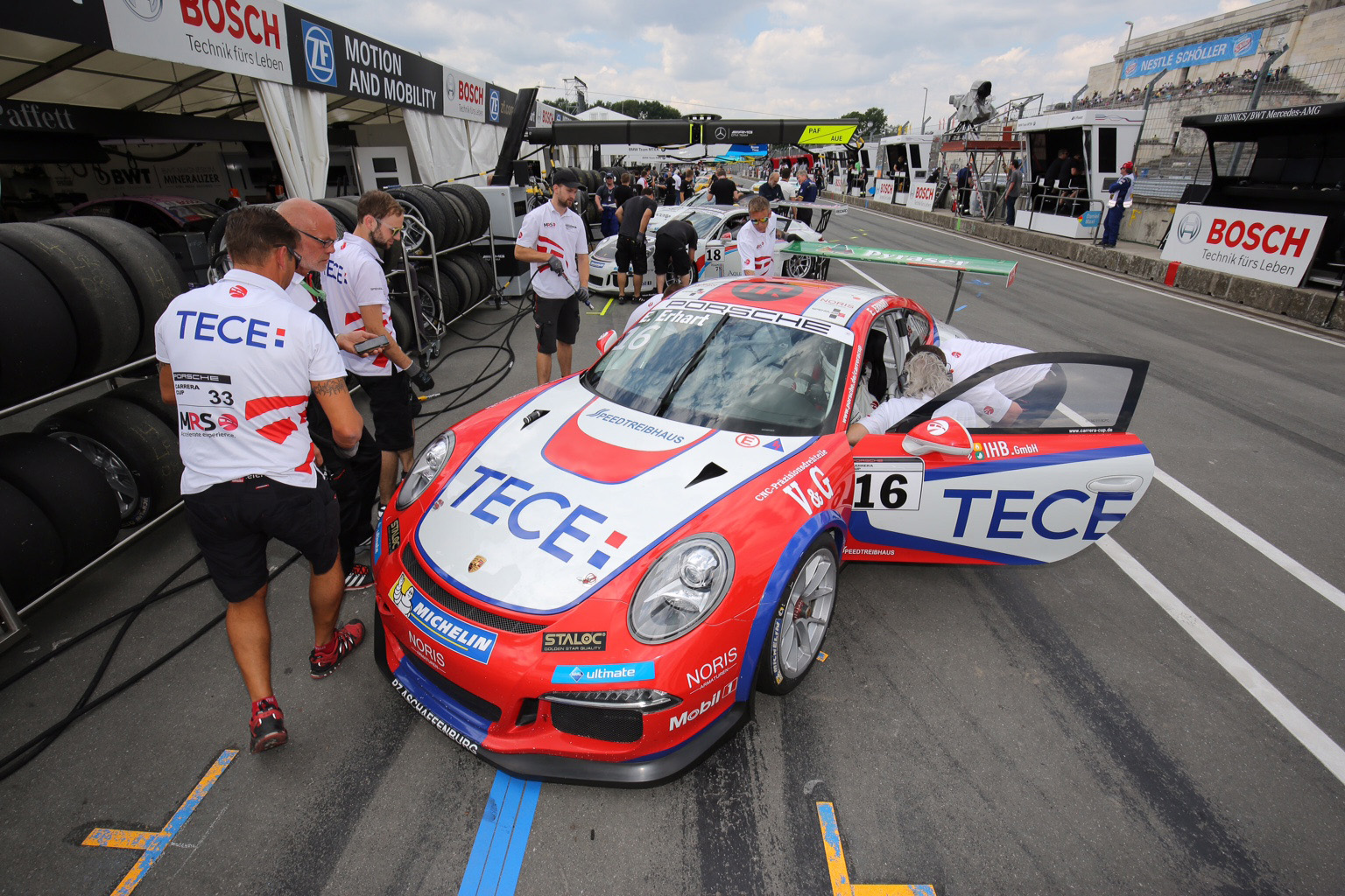 350 Planer und Handwerker kamen an den Norisring, um das TECE MRS-Racing Team zu unterstützen. 350 Planer und Handwerker kamen an den Norisring, um das TECE MRS-Racing Team zu unterstützen.