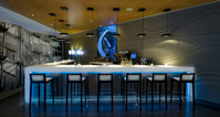 Eine stylische Bar mitten in der Lobbylounge des Hotels Eine stylische Bar mitten in der Lobbylounge des Hotels