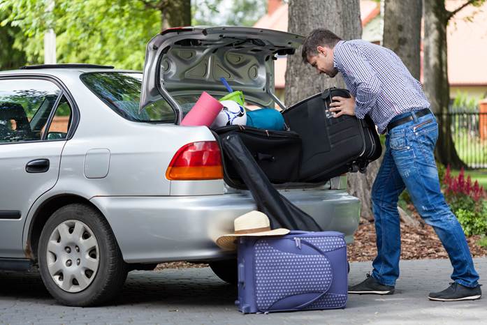 Alles muss mit! Das Auto wird für den Urlaub beladen©Auto Europe Alles muss mit! Das Auto wird für den Urlaub beladen©Auto Europe