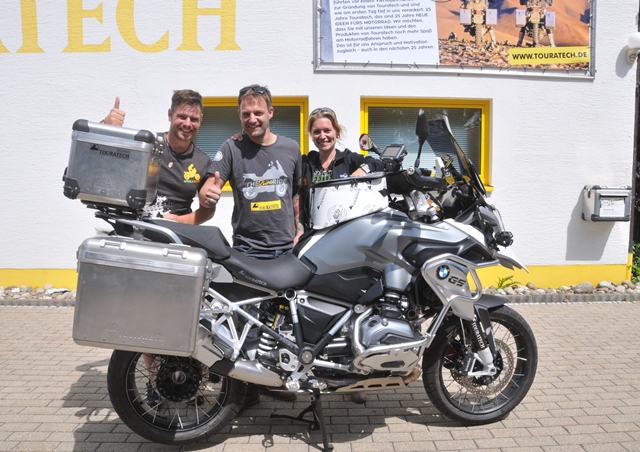 Dirk Manderbach, AndréBarnard vom Rhino Ride und Sabine Kastner bei Touratech in Niedereschach. Dirk Manderbach, AndréBarnard vom Rhino Ride und Sabine Kastner bei Touratech in Niedereschach.