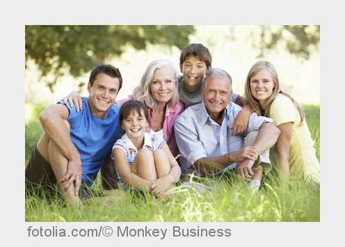 Senioren möchten am Familienleben teilnehmen. (Bildquelle: fotolia.com/©Monkey Business)
