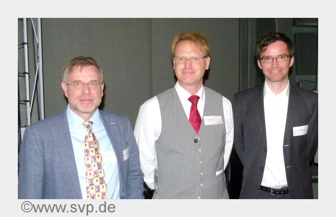 Referenten der 10. SVP-Fachtagung (v.l.n.r.): Prof. Dueck, Tim Brouwer (SVP), Dr. Artinger (Bildquel Referenten der 10. SVP-Fachtagung (v.l.n.r.): Prof. Dueck, Tim Brouwer (SVP), Dr. Artinger (Bildquel