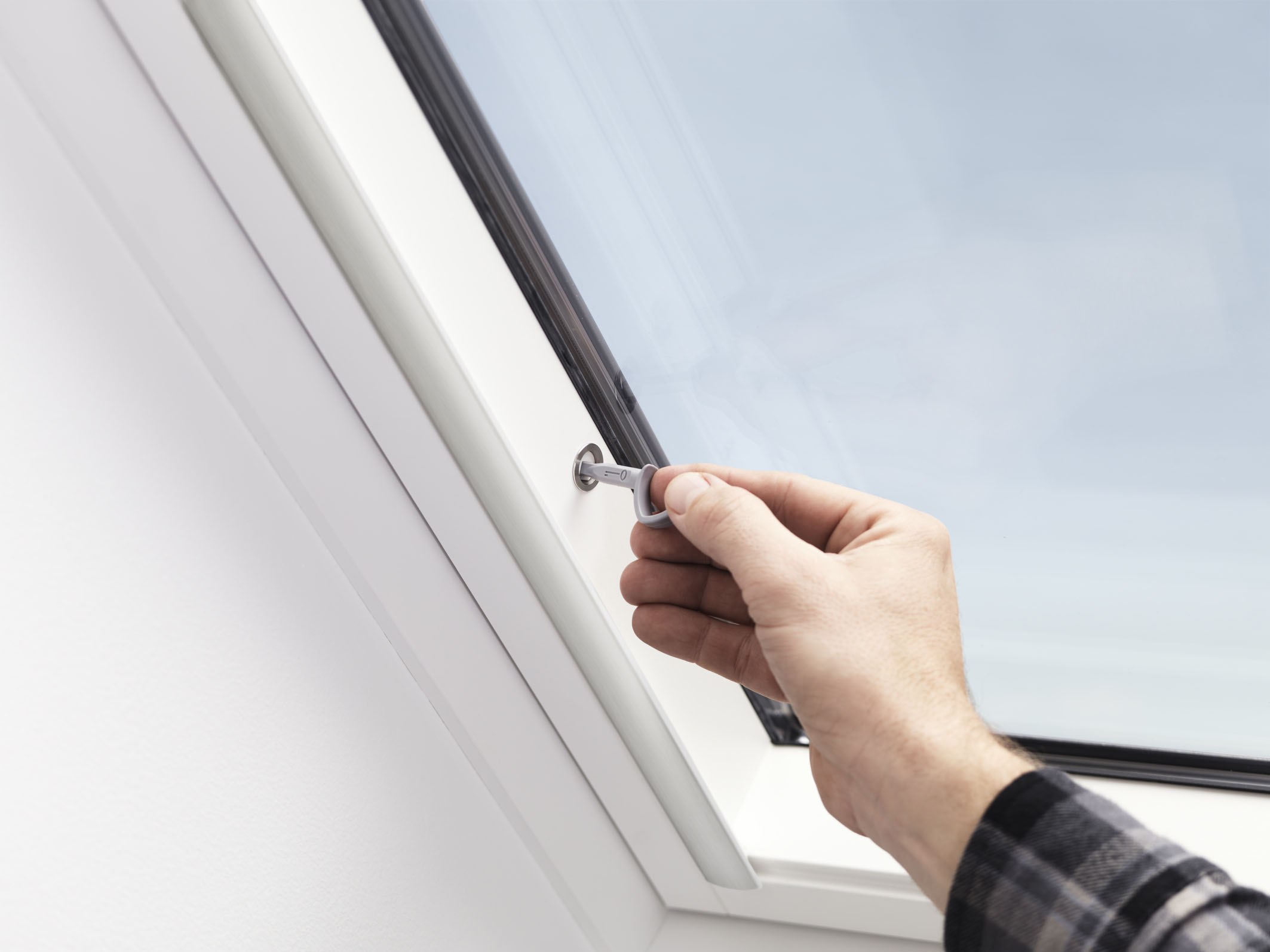 Beruhigt in den Urlaub fahren dank der neuen Ausführung Einbruchschutz von Velux Dachfenstern.