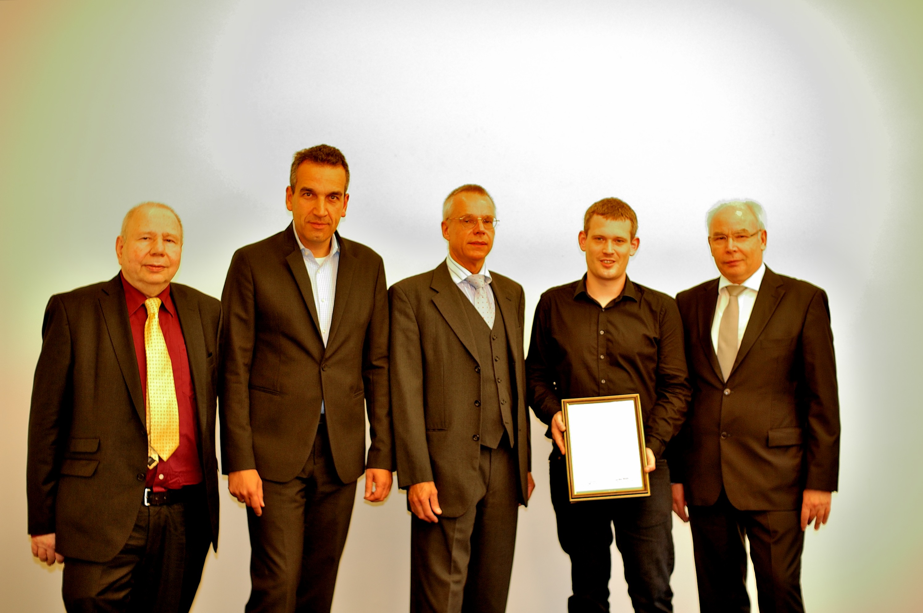Preisträger B.Eng. Martin Stoffers mit IfKom-Vorstand und Hochschulleitung Preisträger B.Eng. Martin Stoffers mit IfKom-Vorstand und Hochschulleitung