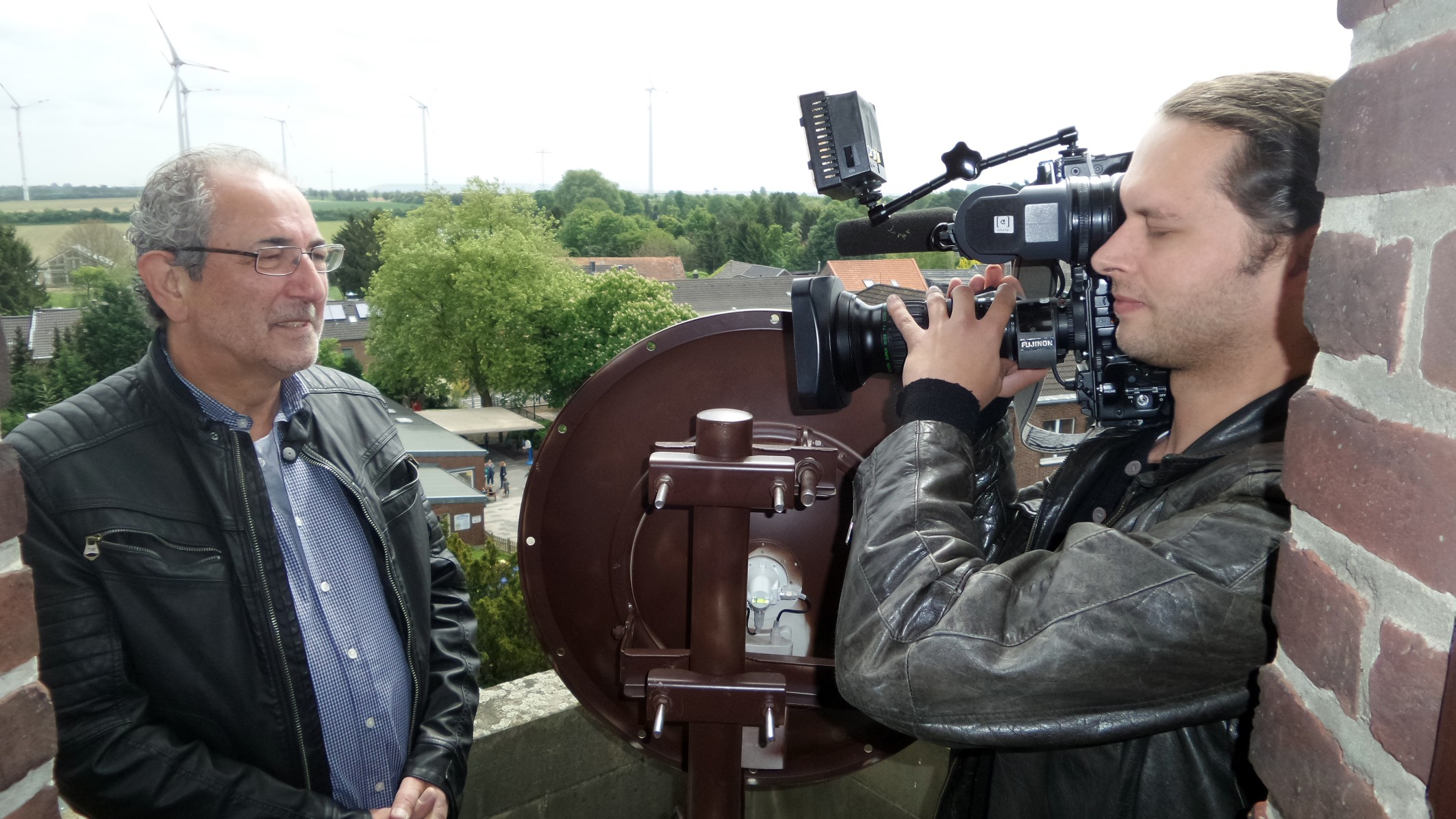 Hoch oben auf dem Kirchturm: Lanstream-Chef Gottfried Theobald im Video-Interview mit dem WDR.