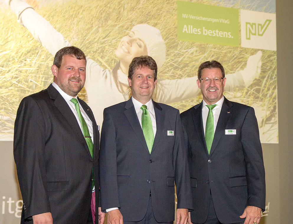 Holger Keck (l.) und Arend Arends (r.) mit dem Aufsichtsratsvorsitzenden Dr. Frank Lühring. Holger Keck (l.) und Arend Arends (r.) mit dem Aufsichtsratsvorsitzenden Dr. Frank Lühring.