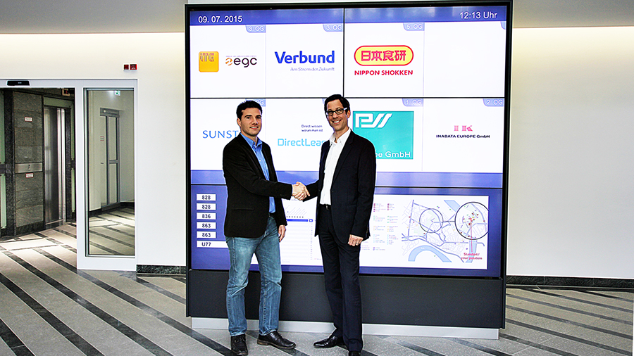 Ingo Schumacher bedankt sich bei Fabian Scholz für die eindrucksvolle Videowall-Konstruktion.
