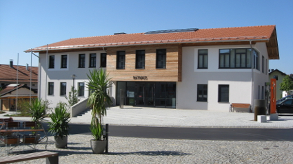 Monolithisches Rathaus in Schnaitsee: Mit einem Fries aus Lärchenholz wird das Satteldach von der Au