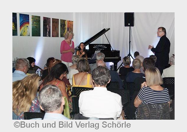 Das Geschwisterpaar Armgard und Hajo Schörle wurde von zwei Künstlerinnen musikalisch begleitet (Bil