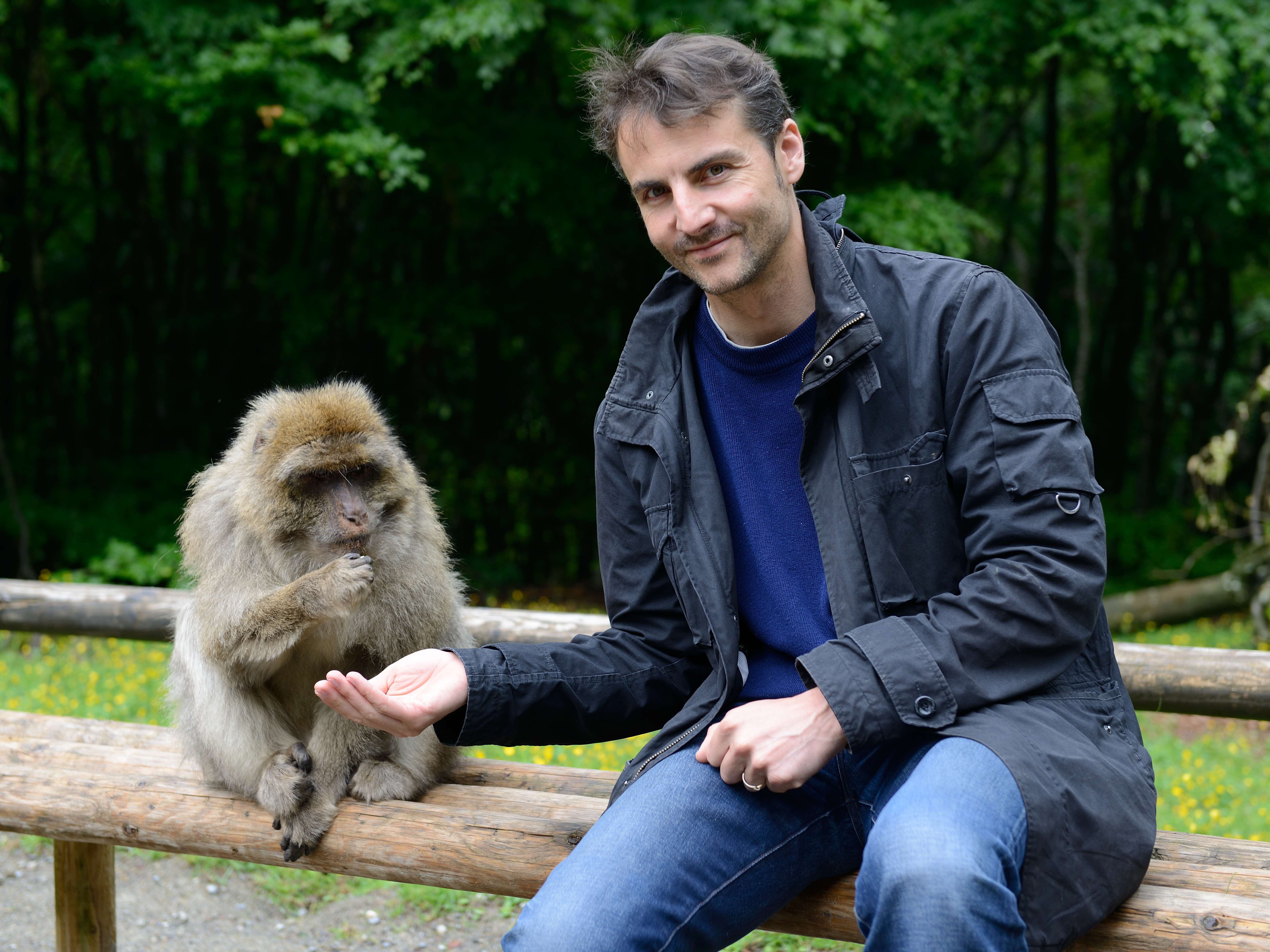 Roland Hilgartner mit Berberaffen