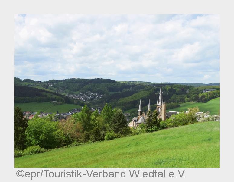 Auf dem Weg durch Wiesenlandschaften gibt es historische Bauwerke zu entdecken. (Bildquelle: epr/Tou