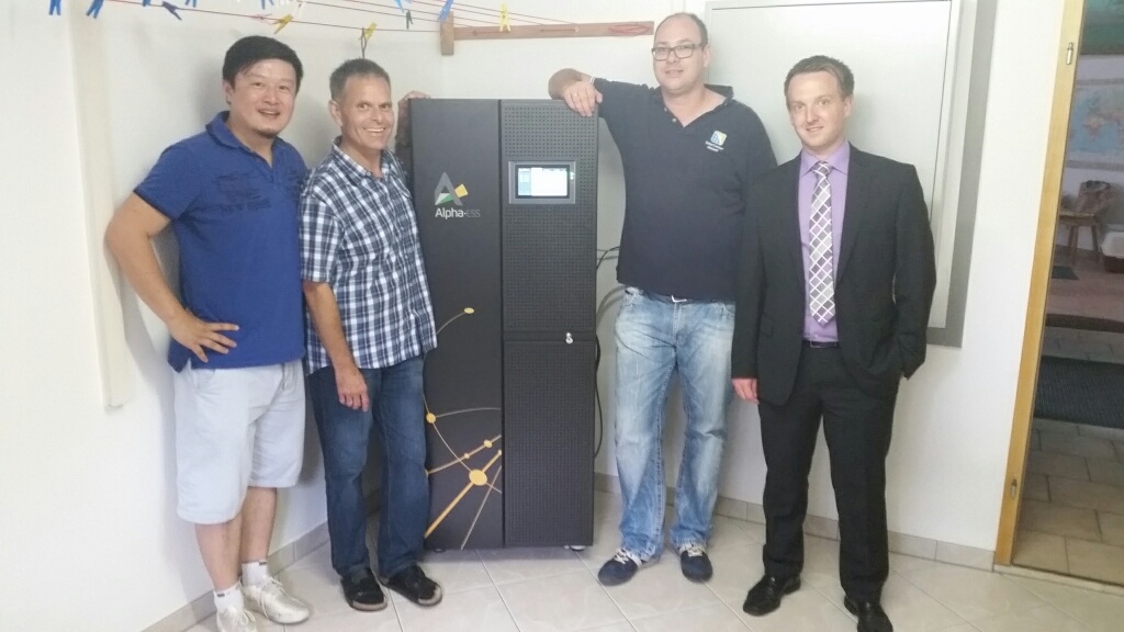 Xin Xu (Alpha ESS),Ralf Kessel,David Biber (SolarCenter Hessen),Marcus Holz (Mannheimer Versicher) Xin Xu (Alpha ESS),Ralf Kessel,David Biber (SolarCenter Hessen),Marcus Holz (Mannheimer Versicher)