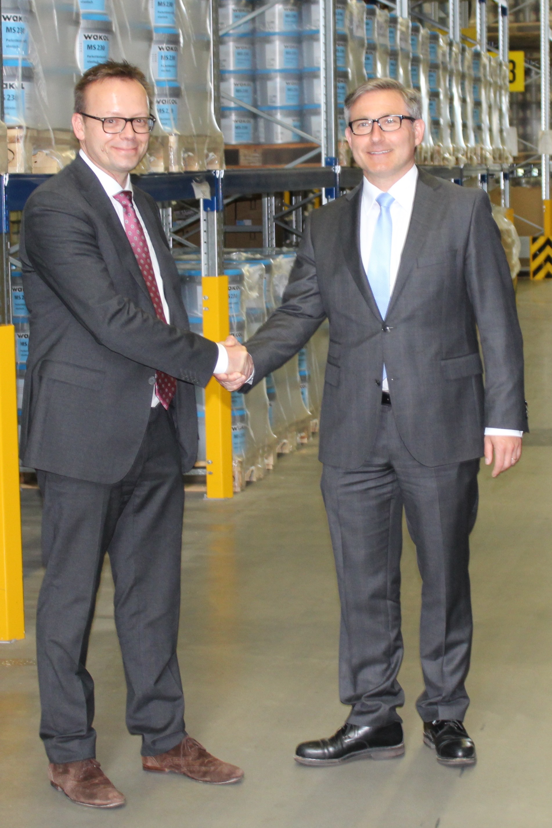 Mark Eslamlooy, CEO der Ardex-Gruppe (rechts) und Christian Groß, Geschäftsführer von Wakol (links)