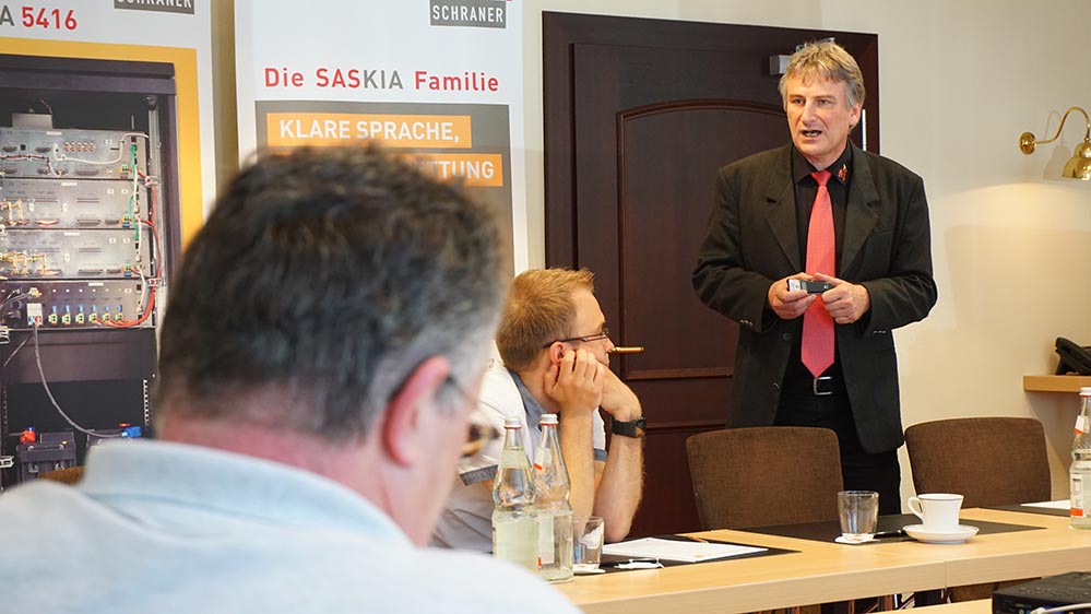 Joachim Bruyers (rechts) ist der Sprachalarmexperte im Hause Schraner.