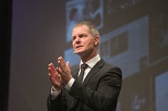 Dirk Kreuter ist Verkaufsprofi und Experte für Empfehlungsmanagement Dirk Kreuter ist Verkaufsprofi und Experte für Empfehlungsmanagement