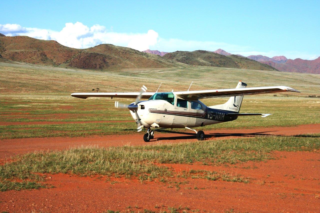 Von der Cessna 210 aus erleben Genießer Namibia aus der Vogelperspektive Von der Cessna 210 aus erleben Genießer Namibia aus der Vogelperspektive