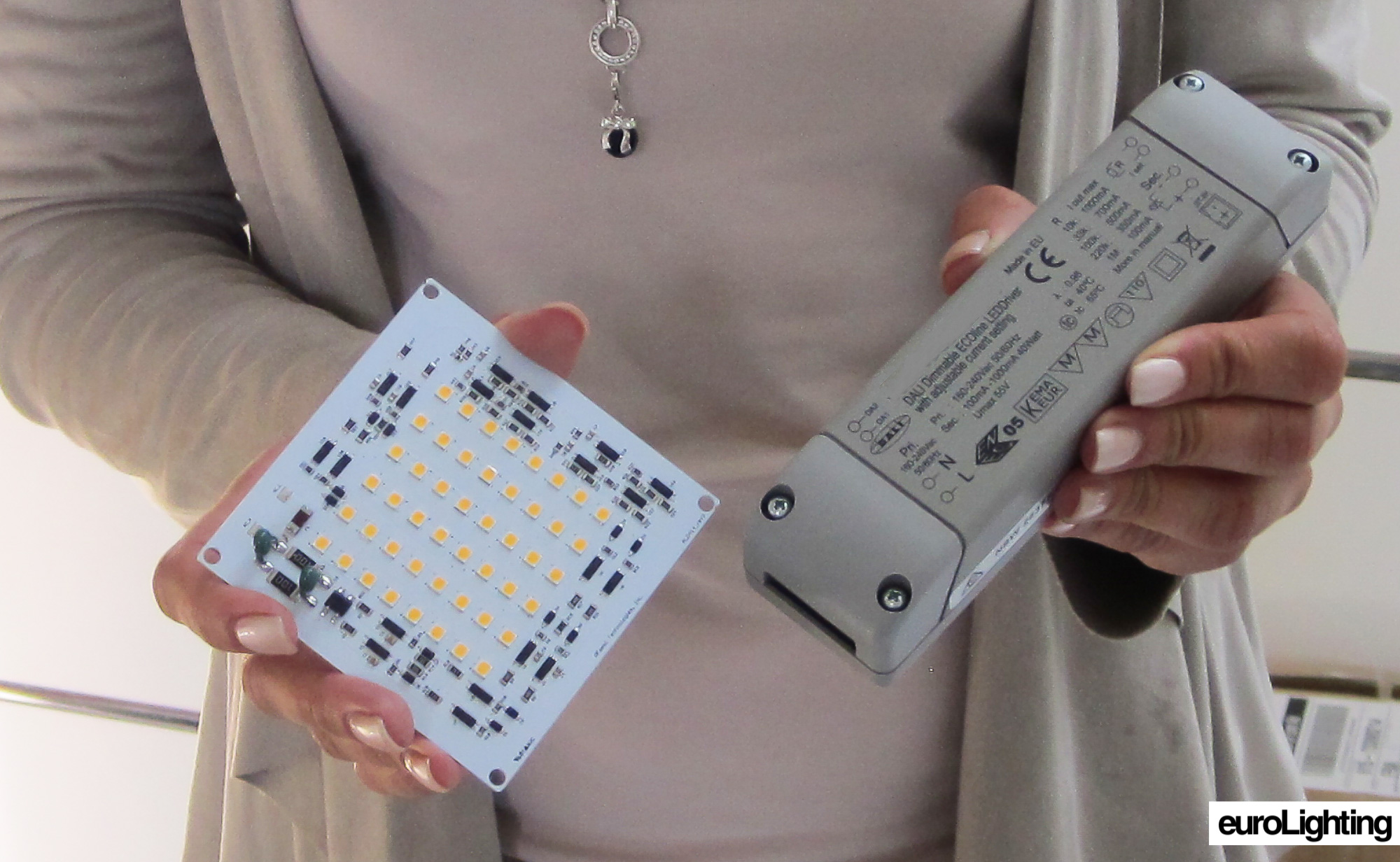 Zum Vergleich: LED-Platine von euroLighting (links) und konventionelles Netzteil 40W (rechts)