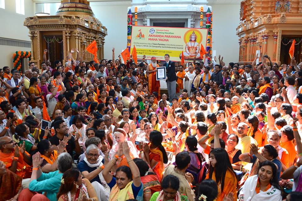 Die Guinness World Records Urkunde wird an Dr. Sri Ganapathy Sachchidananda Swamiji und alle 582 Tei Die Guinness World Records Urkunde wird an Dr. Sri Ganapathy Sachchidananda Swamiji und alle 582 Tei