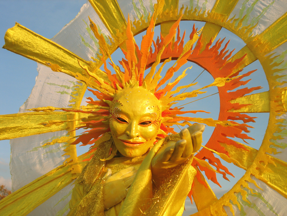 Magische Bodenfiguren: Phantasievolle Wesen als faszinierender Walk-Act