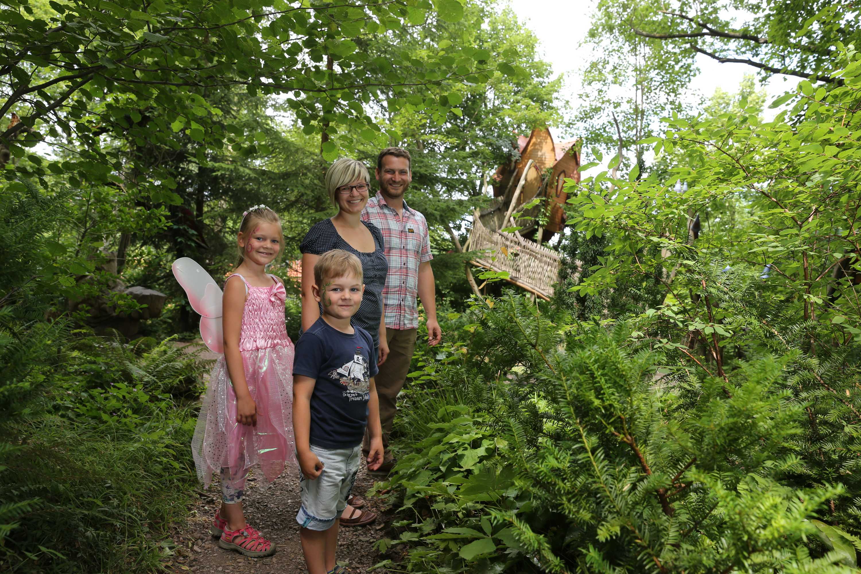 Familie im Feenweltchen vor dem Feenwipfelschloss Familie im Feenweltchen vor dem Feenwipfelschloss