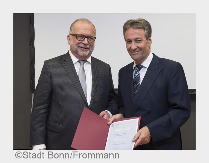 Bonner Oberbürgermeister Jürgen Nimptschüberreicht Kurt-Werner Sikora (li) seine Urkunde (Bildquelle Bonner Oberbürgermeister Jürgen Nimptschüberreicht Kurt-Werner Sikora (li) seine Urkunde (Bildquelle