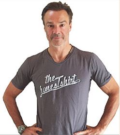 Jaenicke mit seinem honesTshirt von Cotonea