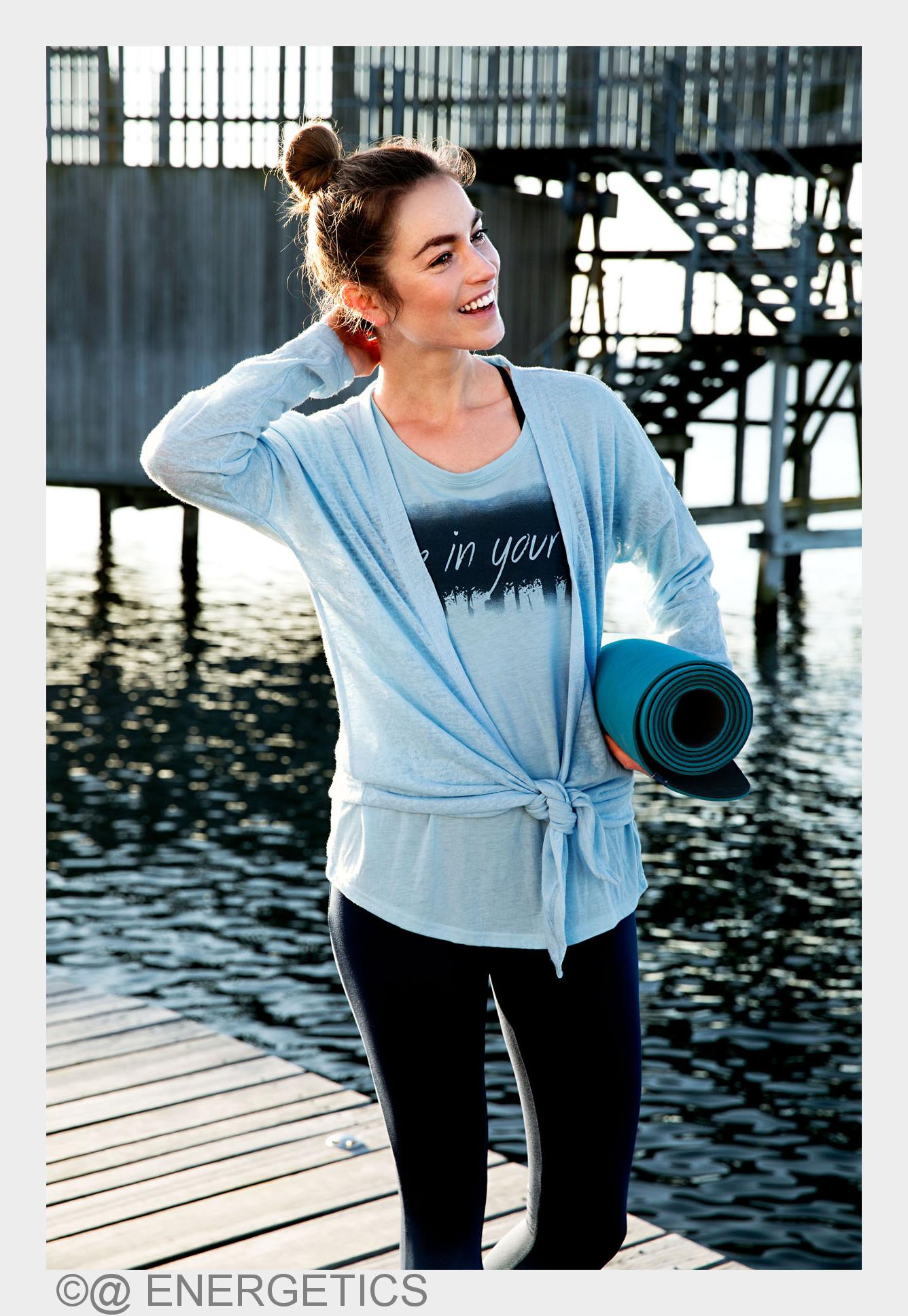 Leichte Cardigans, wie zum Beispielder Cardigan Anne von ENERGETICS, ergänzen dasWorkout-Outfit. (Bi