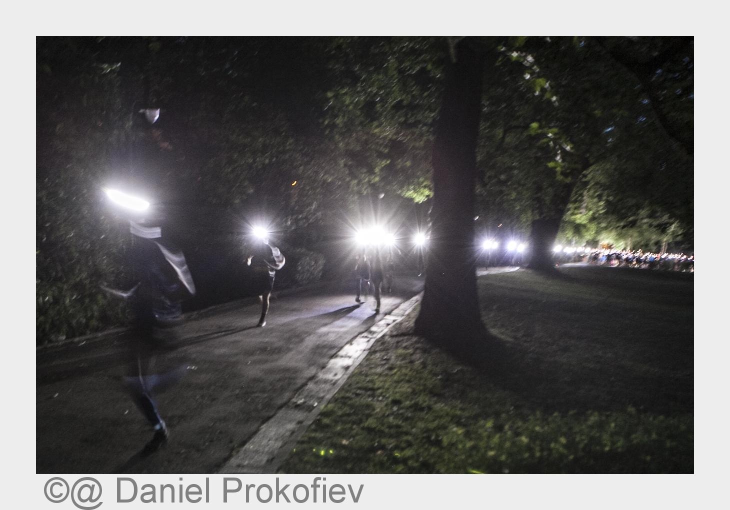 Energizer Night Run: Läufer verwandeln den Wiesbadener Kurpark mit Kopflampen in ein Lichtermeer (Bi Energizer Night Run: Läufer verwandeln den Wiesbadener Kurpark mit Kopflampen in ein Lichtermeer (Bi