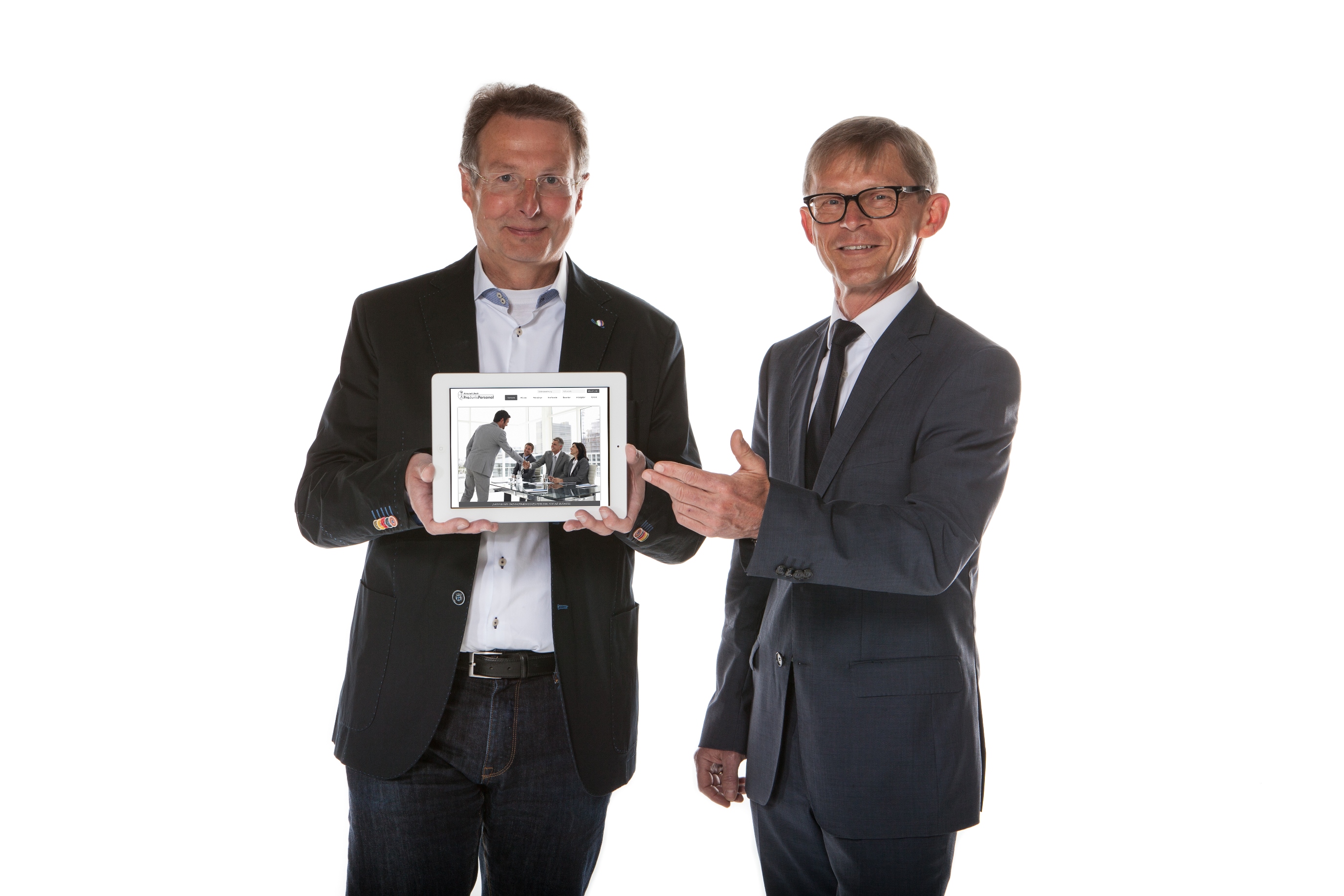 Jörg Walter (links) und Reinhold Kraft präsentieren die neue Website der ProJuris Personal GmbH. Jörg Walter (links) und Reinhold Kraft präsentieren die neue Website der ProJuris Personal GmbH.