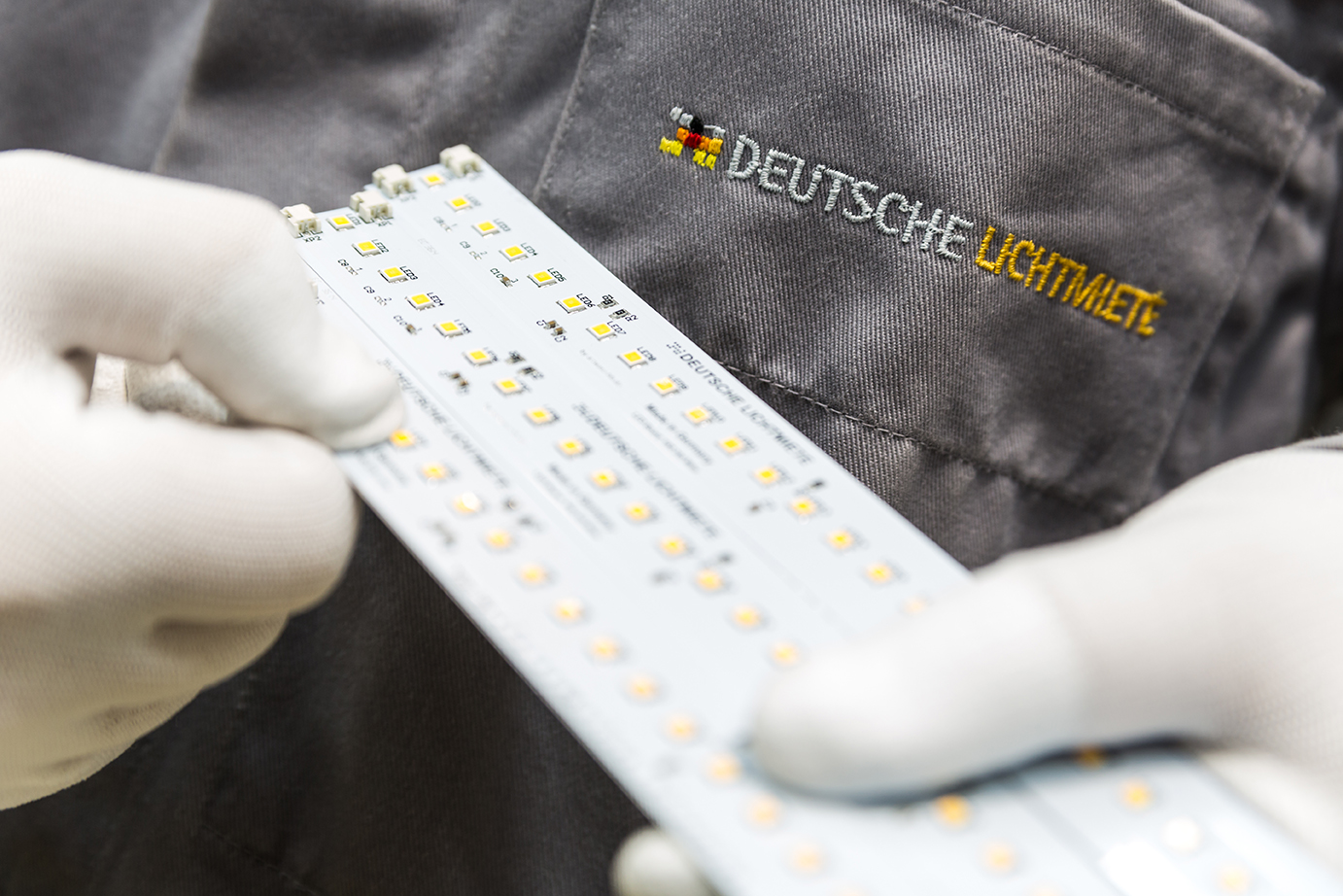 Montage von LED-Leuchten bei der Deutschen Lichtmiete Unternehmensgruppe in Oldenburg