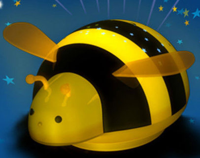 Die niedliche Projektorlampe im Bienen-Look sorgt für eine beruhigende Atmosphäre im Kinderzimmer.Fo