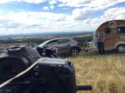 Sommertour-Reporter Matthias Sastedt vor dem Tour-Caravan. Sommertour-Reporter Matthias Sastedt vor dem Tour-Caravan.