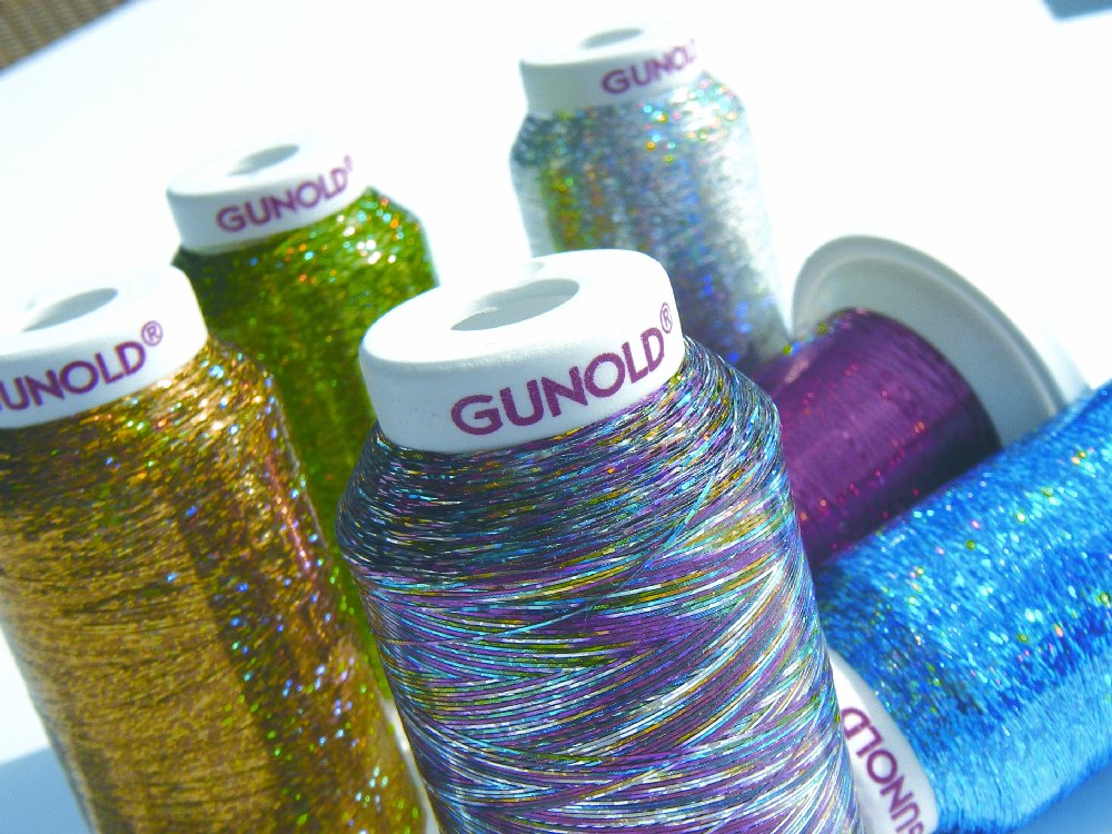 Das Spezial-Foliengarn GLITTER bricht das Licht und macht jedes Stickmuster zur Glanzleistung. Das Spezial-Foliengarn GLITTER bricht das Licht und macht jedes Stickmuster zur Glanzleistung.