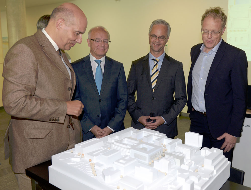 Bei der Vorstellung des Neubaus der Kinderklinik