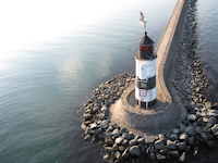 Die mit dem Turm tanzt – Möwe vor dem Leuchtturm Schleimünde (Foto: Luftaufnahmen Derek Belz/Renate 
