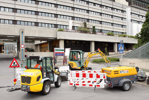 Maschinen aus dem HKL MIETPARKübernehmen die Sanierung der Entwässerungsrinnen am AKH Wien. Maschinen aus dem HKL MIETPARKübernehmen die Sanierung der Entwässerungsrinnen am AKH Wien.